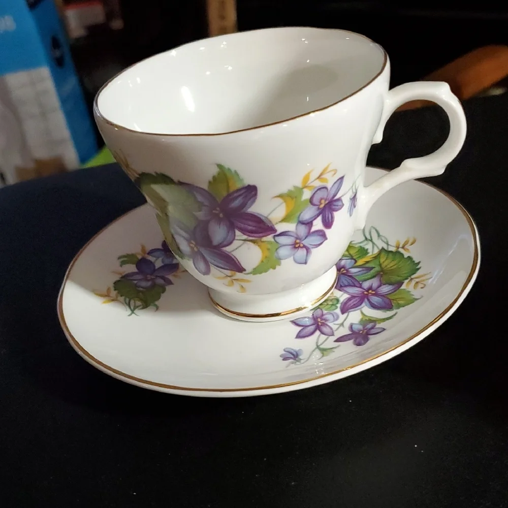 Eight Different Sets Of Floral Porcelain Teacup and Saucer Set - Picture 8 of 13